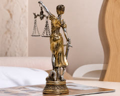 Vrouwe Justitia Beeld | Gerechtigheid & Recht Symbool – Themis Harsbeeld – Advocaat & Rechtbank Decoratie – Goud/Zilver